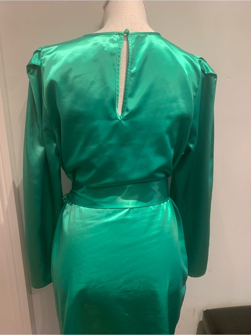 🌸A NEW DAY🌸NWT! LONG-SLEEVE, BELTED A-LINE, SATIN MIDI DRESS. - Picture 4 of 9